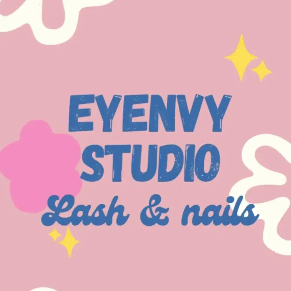 Therapist eyelash dan nail