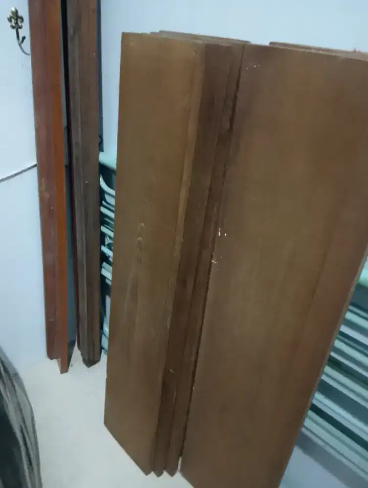 Tempat tidur 3 kaki rangka dari besi