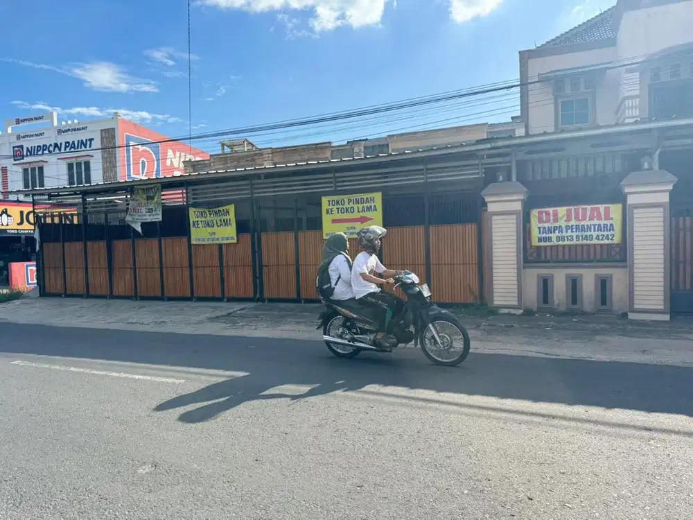 RUMAH PINGGIR JALAN BESAR DEPAN CAFE HAE