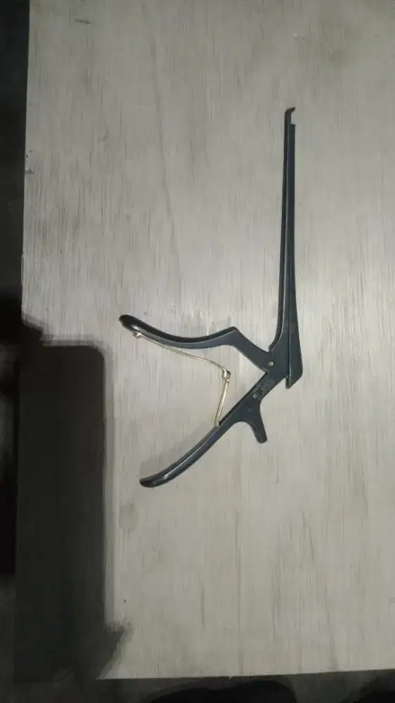 Alat bedah pemotong tulang