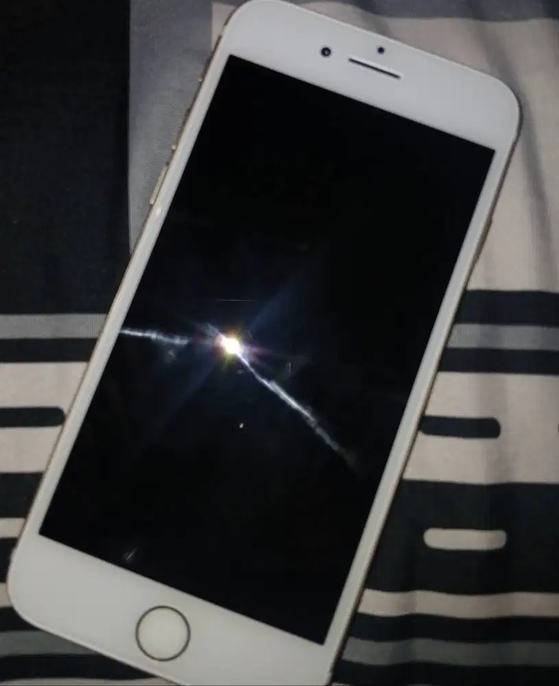 Iphone 7, dalam kondisi mulus, baterai 100%, baru diganti layarnya