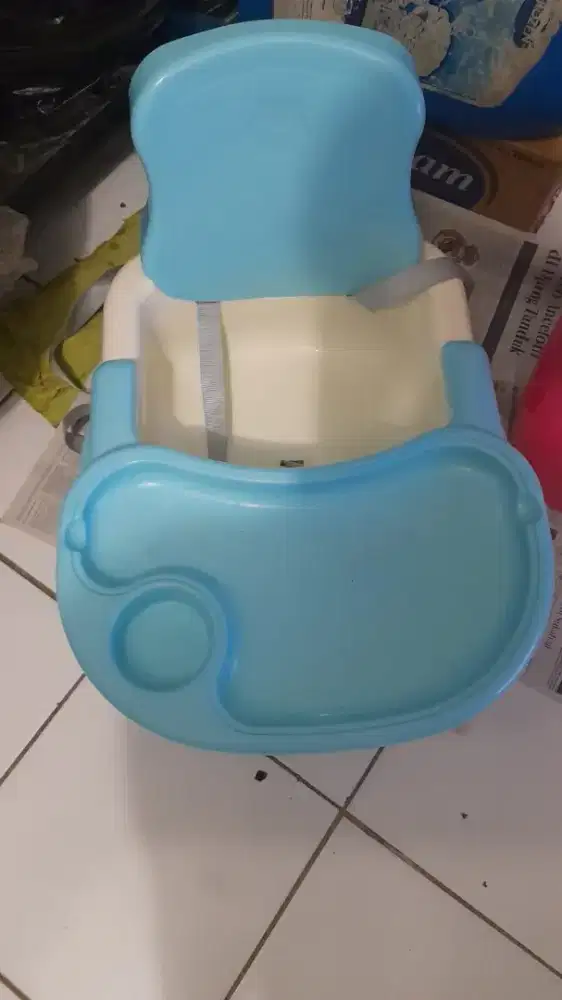 Kursi roda makan bayi