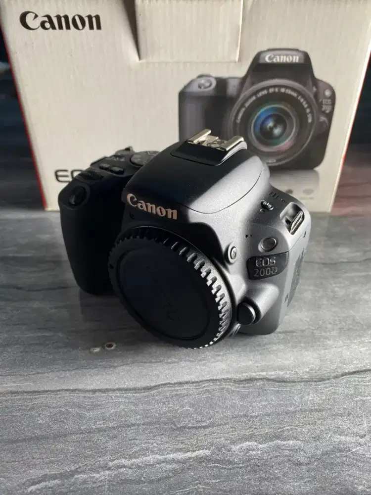 Canon 200D body only like new