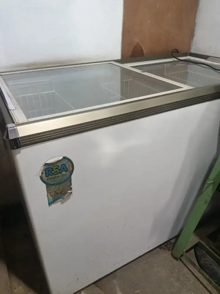 freezer RSA yang besar+ 3 buah keranjang