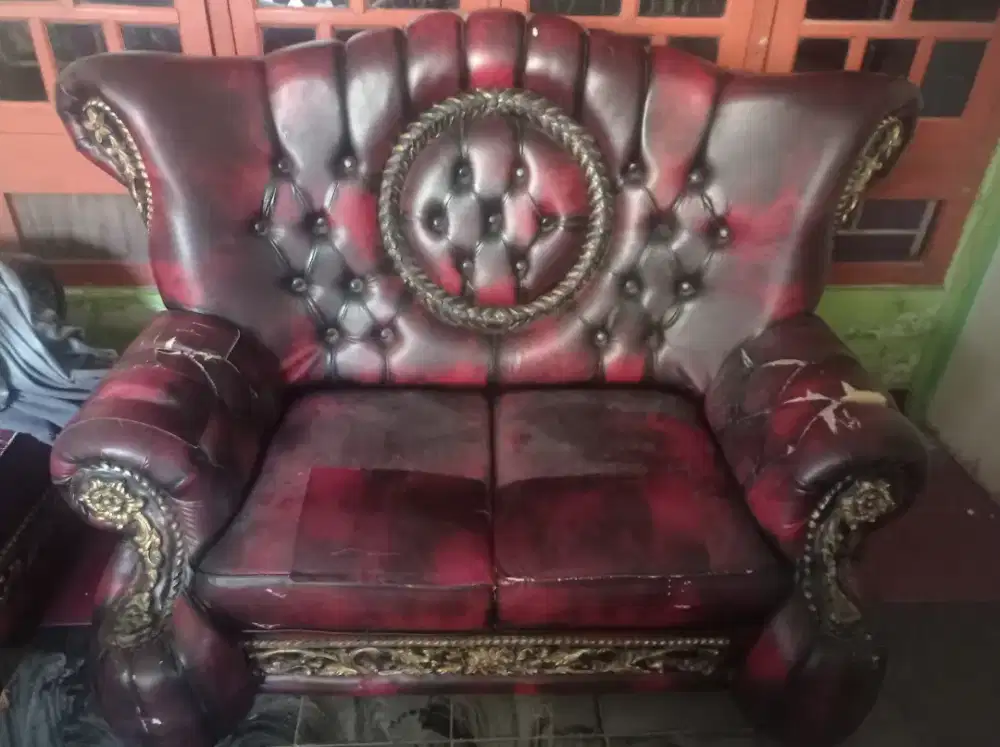 Sofa merah maroon