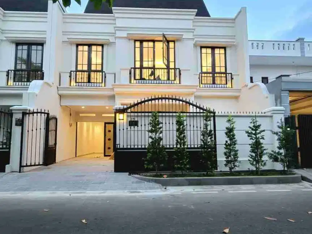 DIJUAL RUMAH MEWAH AMERICAN CLASSIC DENGAN ROOFTOP DI CEMPAKA PUTIH TENGAH JAKARTA PUSAT