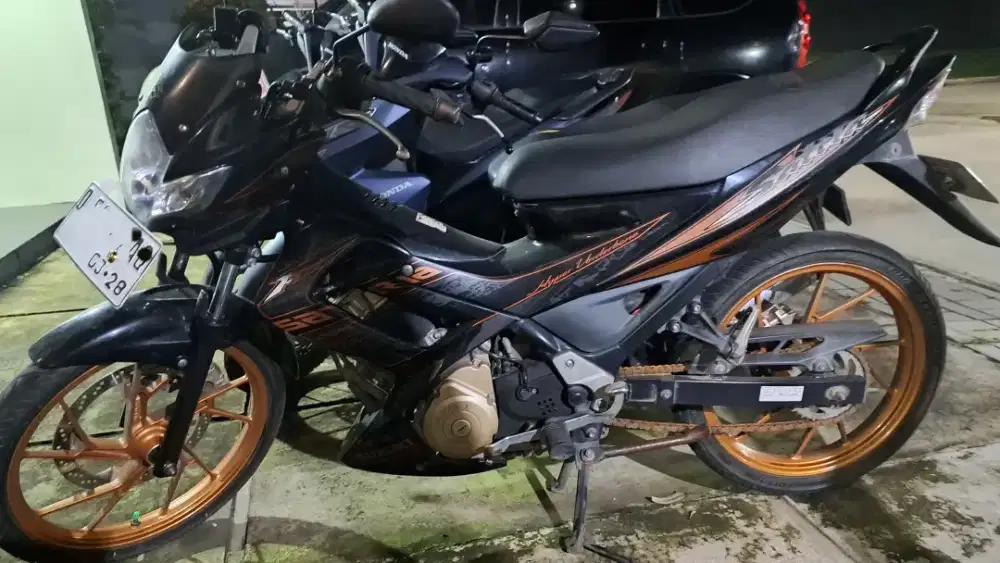 Motor Satria FU 2013 150 CC hitam emas