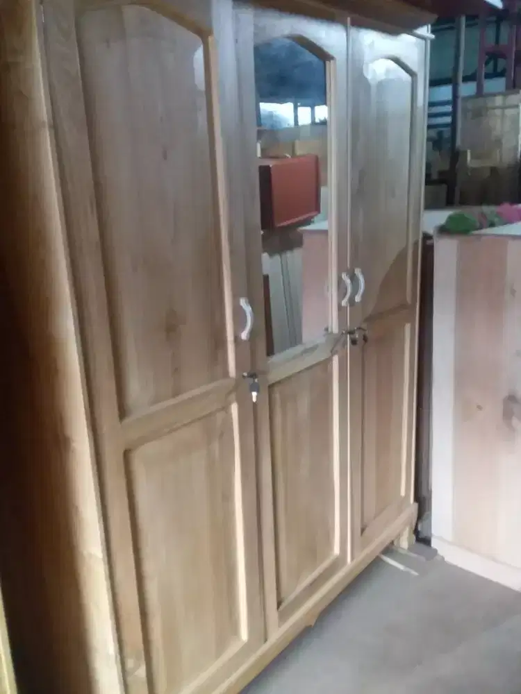 lemari pakaian 3 pintu