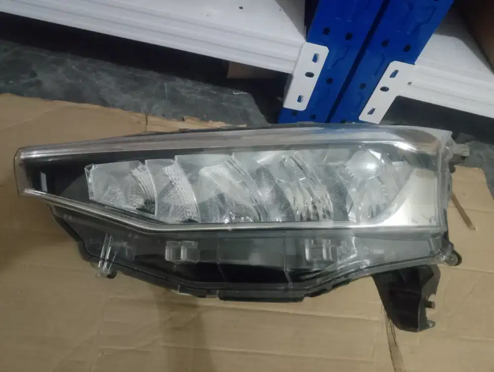 Lampu depan sebelah kiri new avanza