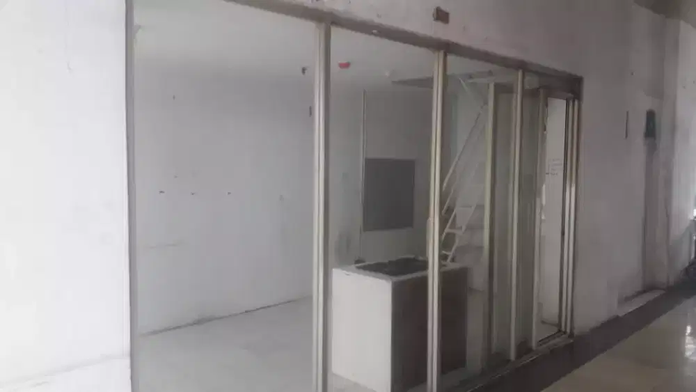 Disewakan kios depan kolam renang apartemen, cocok untuk jual makanan