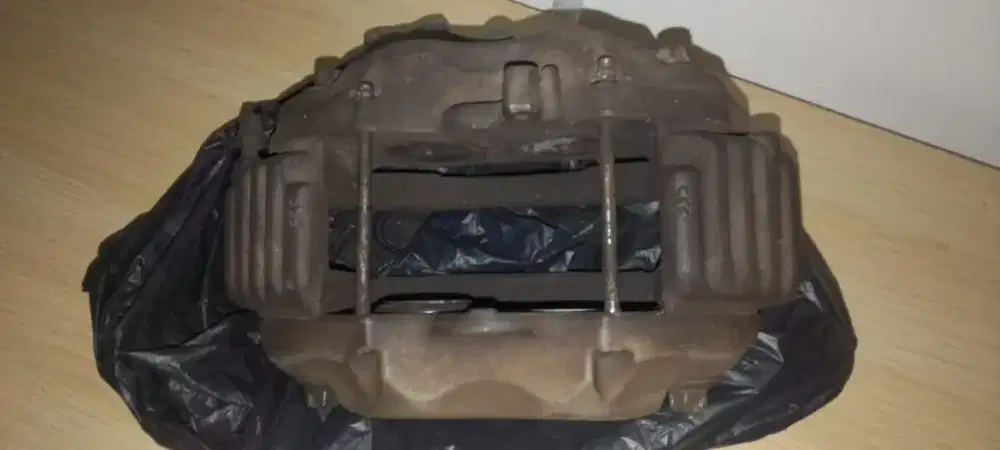 Break kaliper rem depan mercy s500