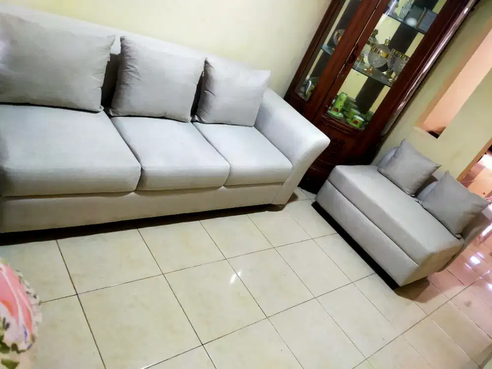 Satu set sofa leter L