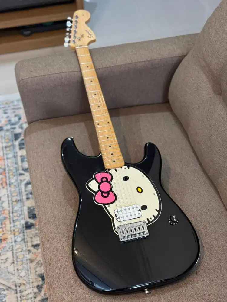 Squier by Fender Stratocaster Hello Kitty