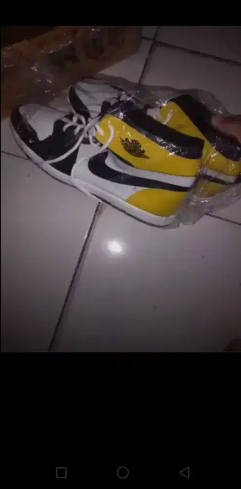 Sepatu untuk pria ukuran 43