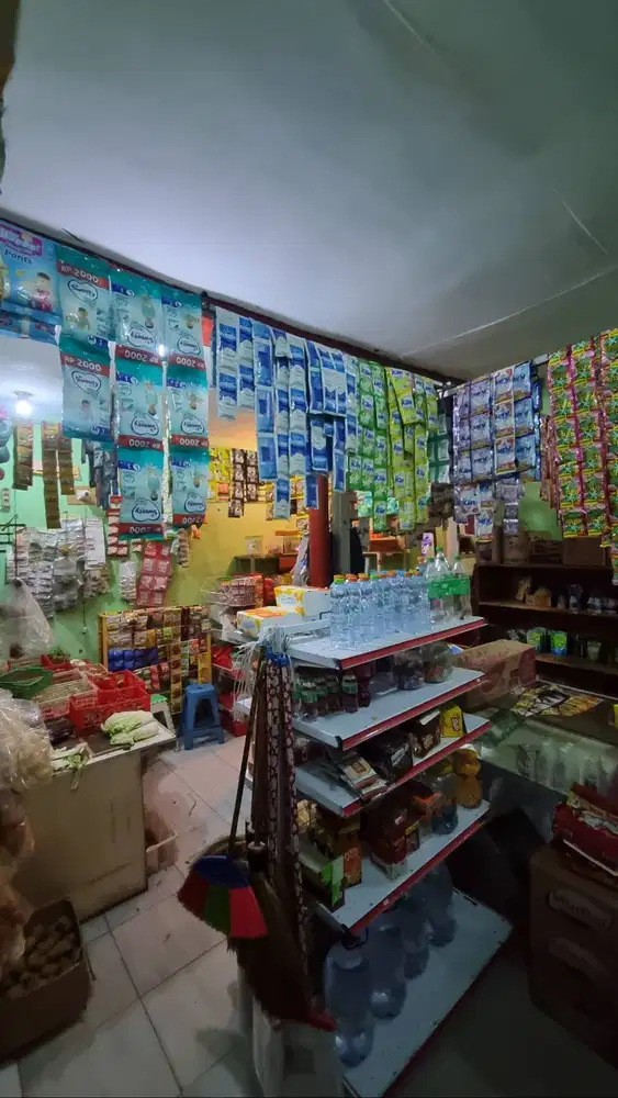 Dijual Cepat Rumah + Ruko Strategis 2 Lt Luas 72m² - Bisa Nego, All In