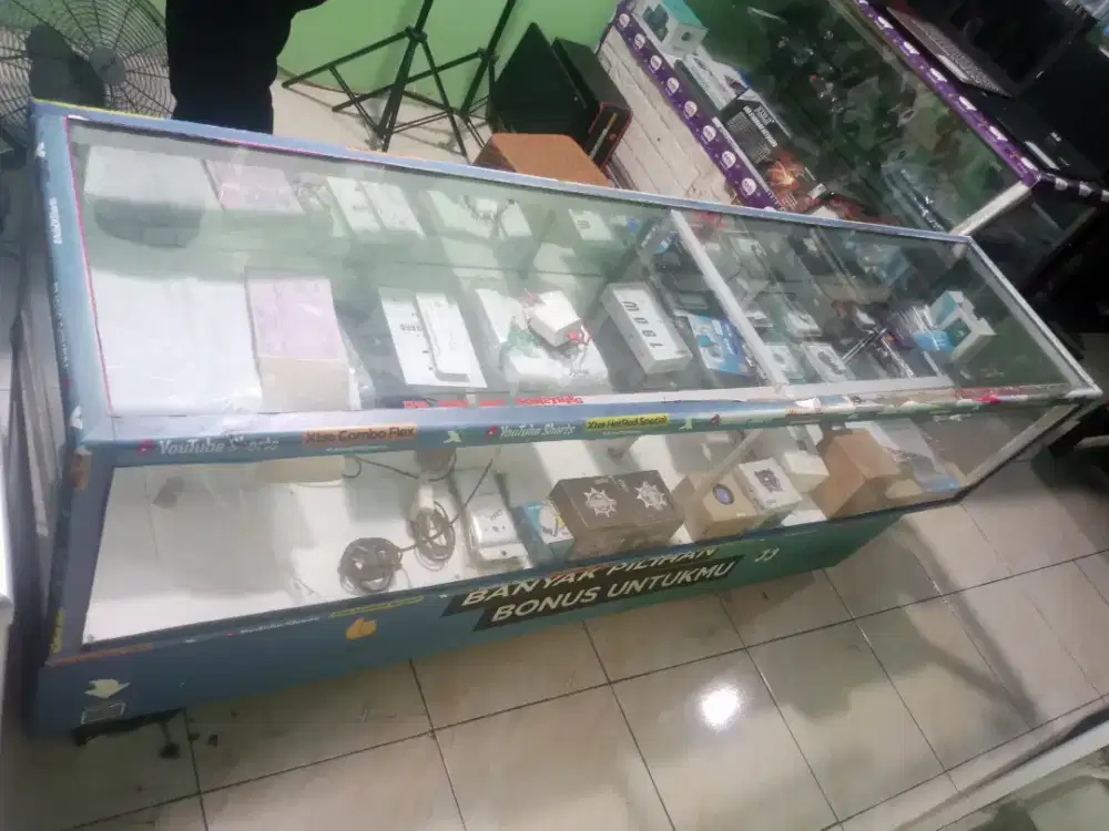 DIJUAL CEPAT – ETALASE KACA PANJANG 1,8 METER
