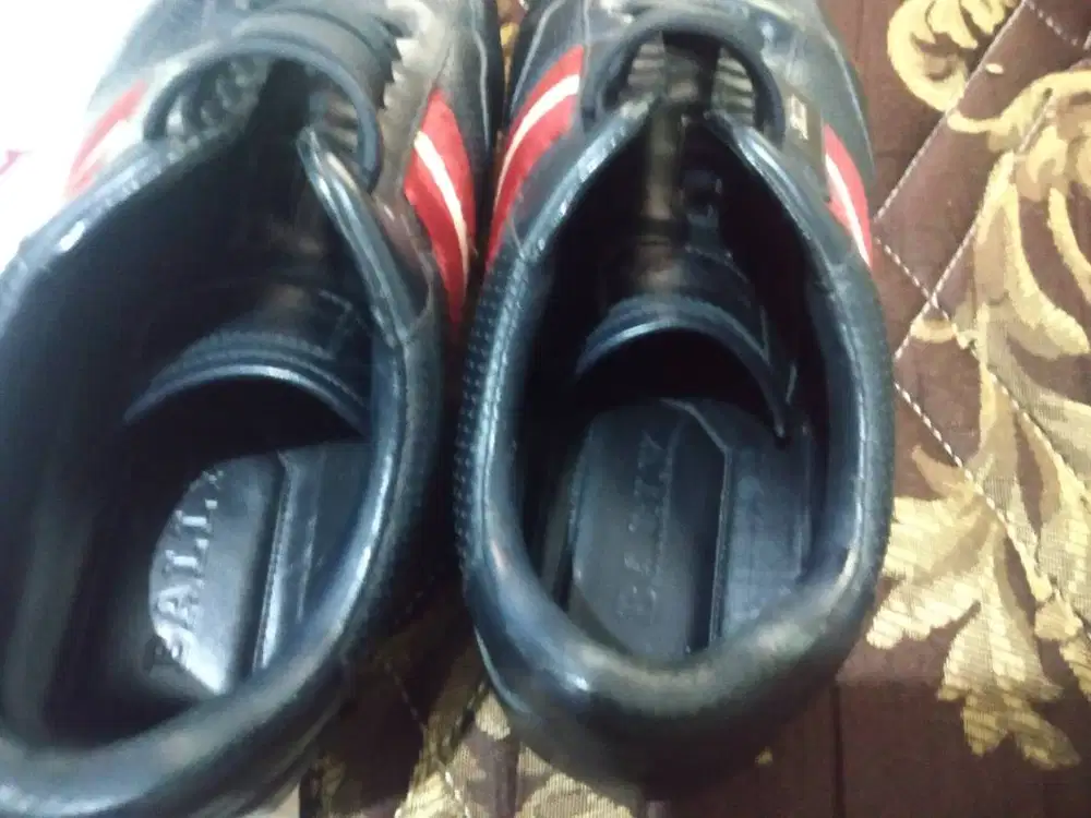 Sepatu bally original kondisi 90 persen seperti baru.