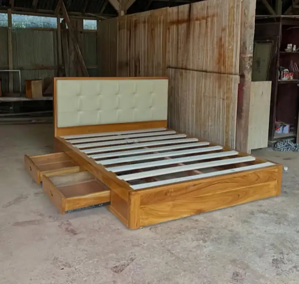 Tempat tidur Jati minimalis