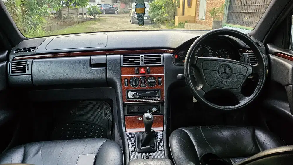 Mercedes-Benz W210 E230