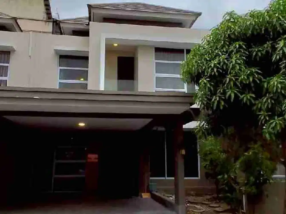 Dijual rumah 2,5 lantai di Royal Grande.