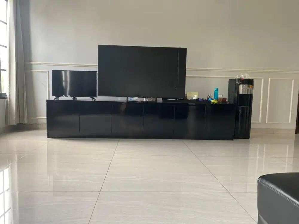 Meja tv besar hitam