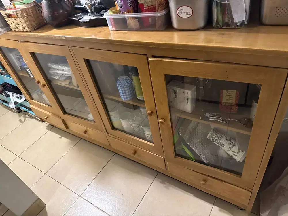 Lemari dapur pintu kaca solid kayu