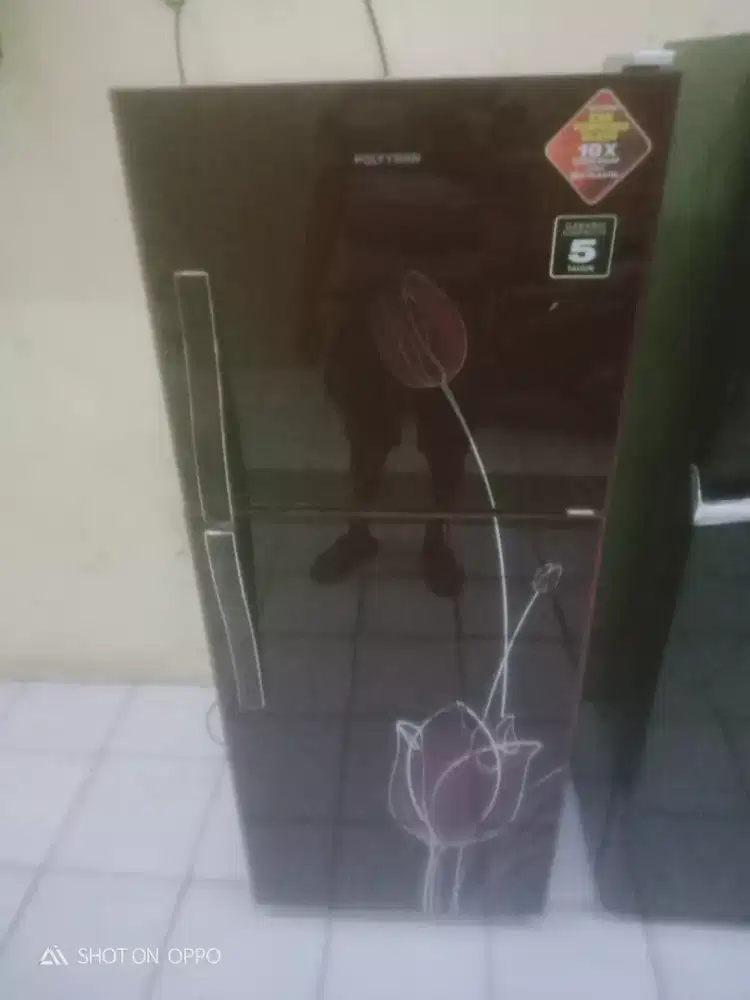 Di jual kulkas 2 pintu Polytron