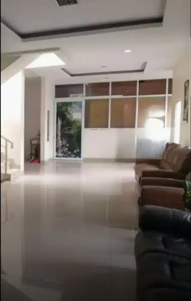 Dijual gedung 3lt. 1100m2 Jl. R.E. Martadinata