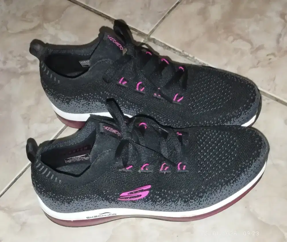 Sepatu sketcher kondisi 95% ( hadiah , tidak pernah dipakai )