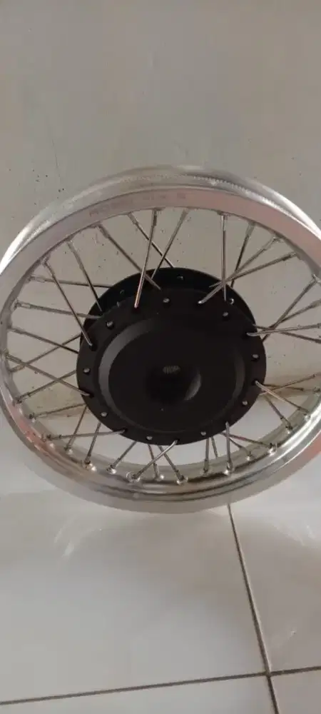 Velg Aloy merek rossi untuk ban belakang