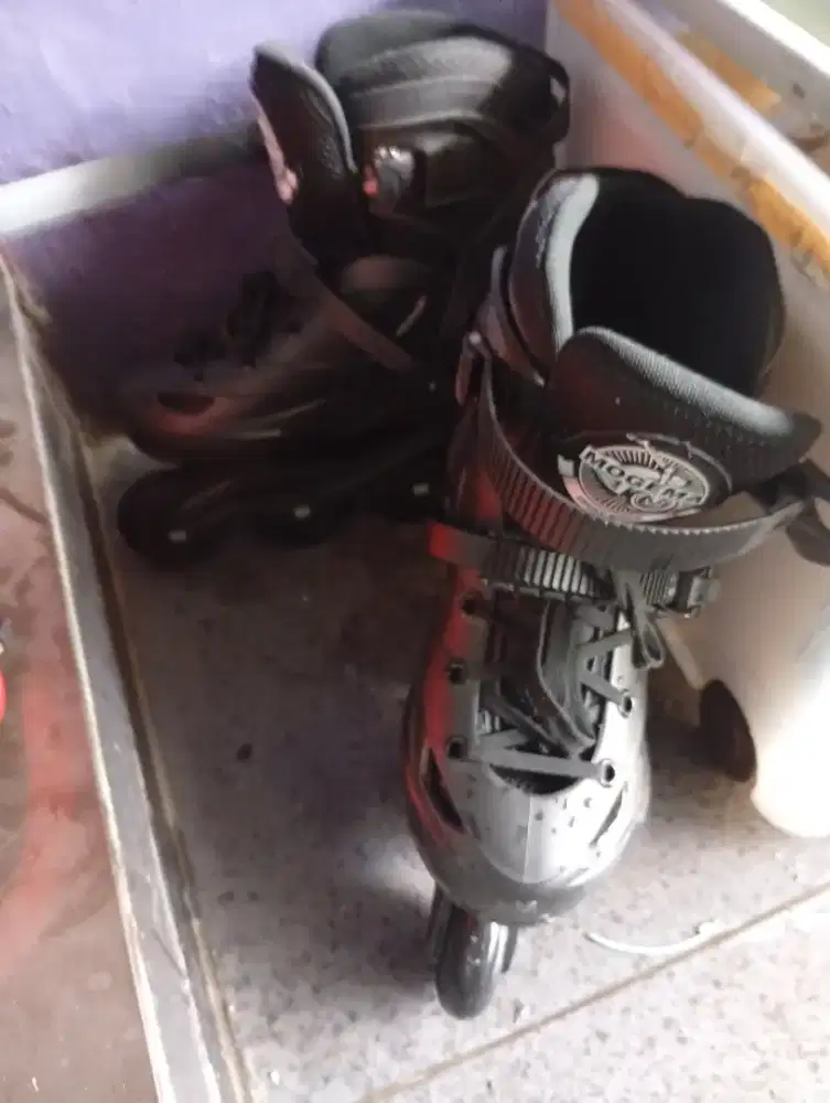 Roll blade warna hitam ukuran 42