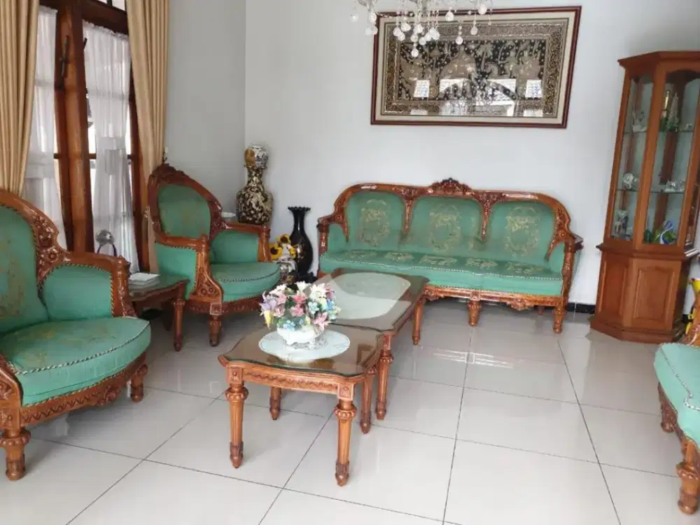 Kursi dan meja kayu jati tua