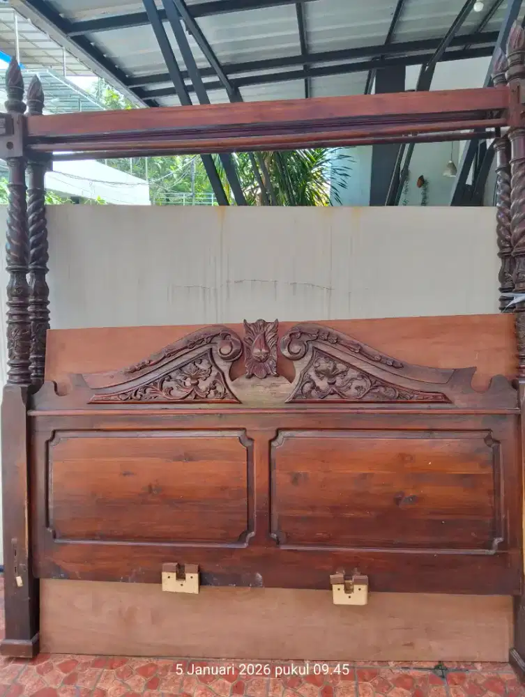 Dipan ukiran jati tua kerajaan