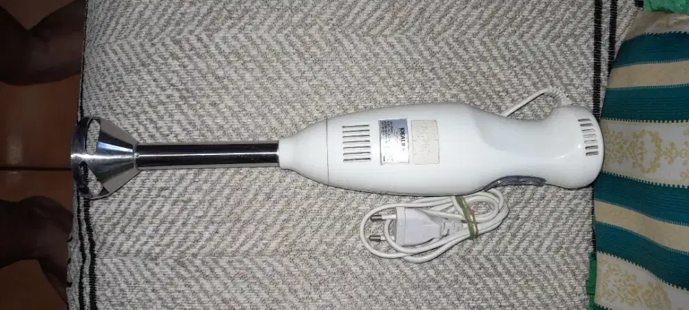 Alat pengocok minuman elektrik