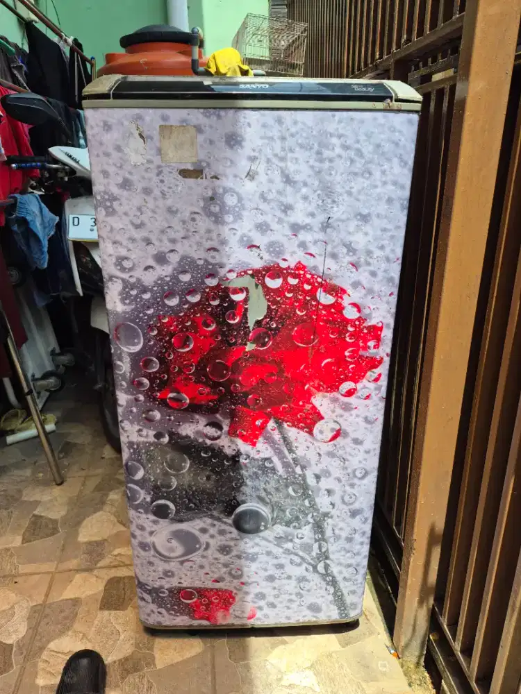 Kulkas 1 pintu Sanyo dingin beku bagus