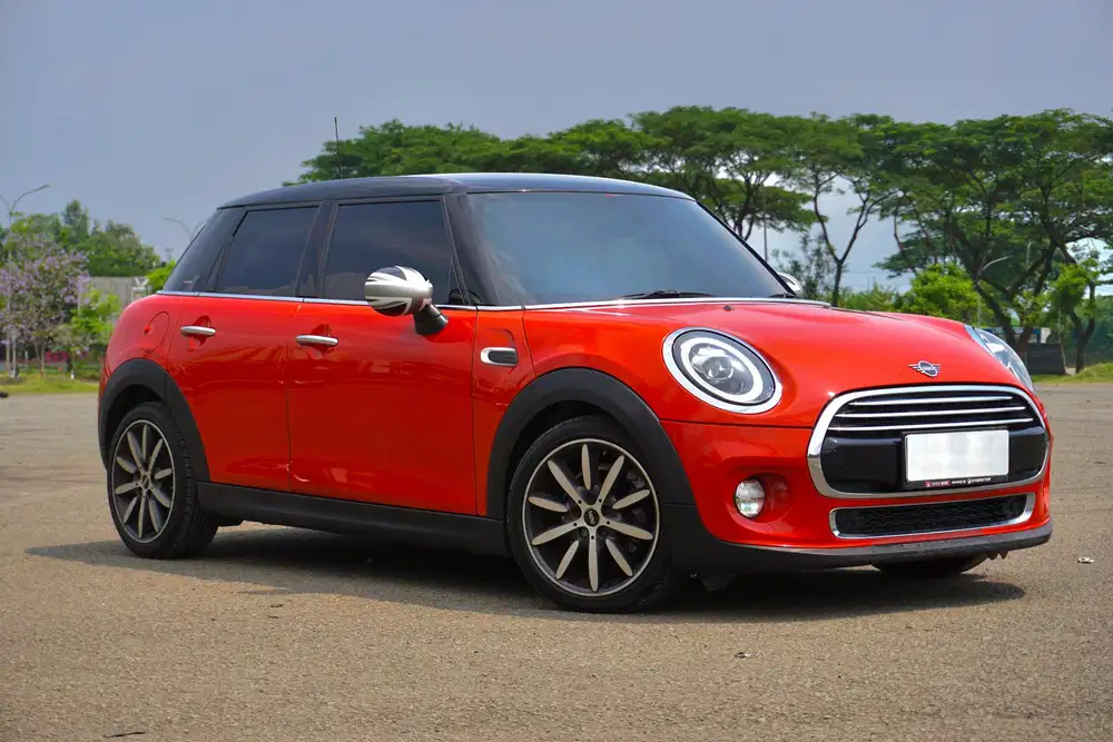 Mini Cooper F55 Facelift 
5 Doors 2018 / 2019