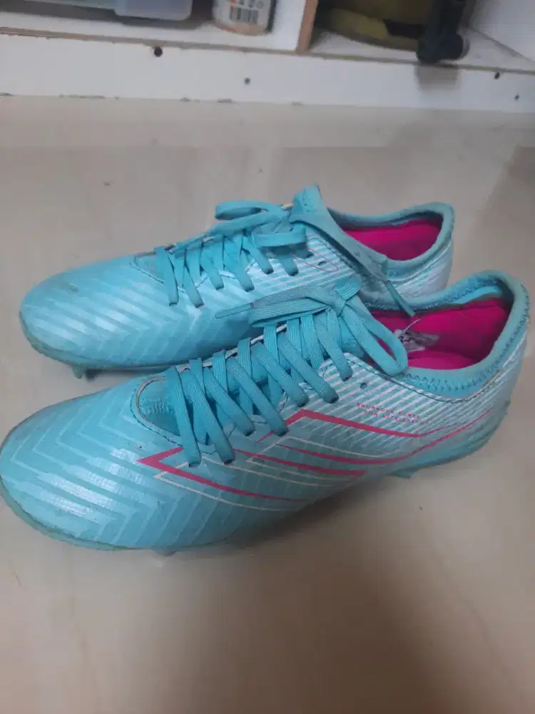 Sepatu bola mills