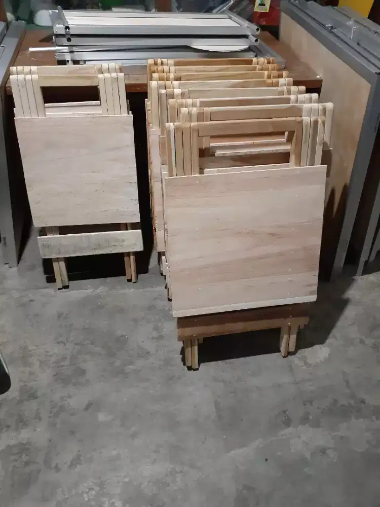 Meja lipat kayu pernis