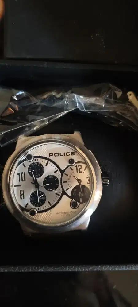 Jam tangan police