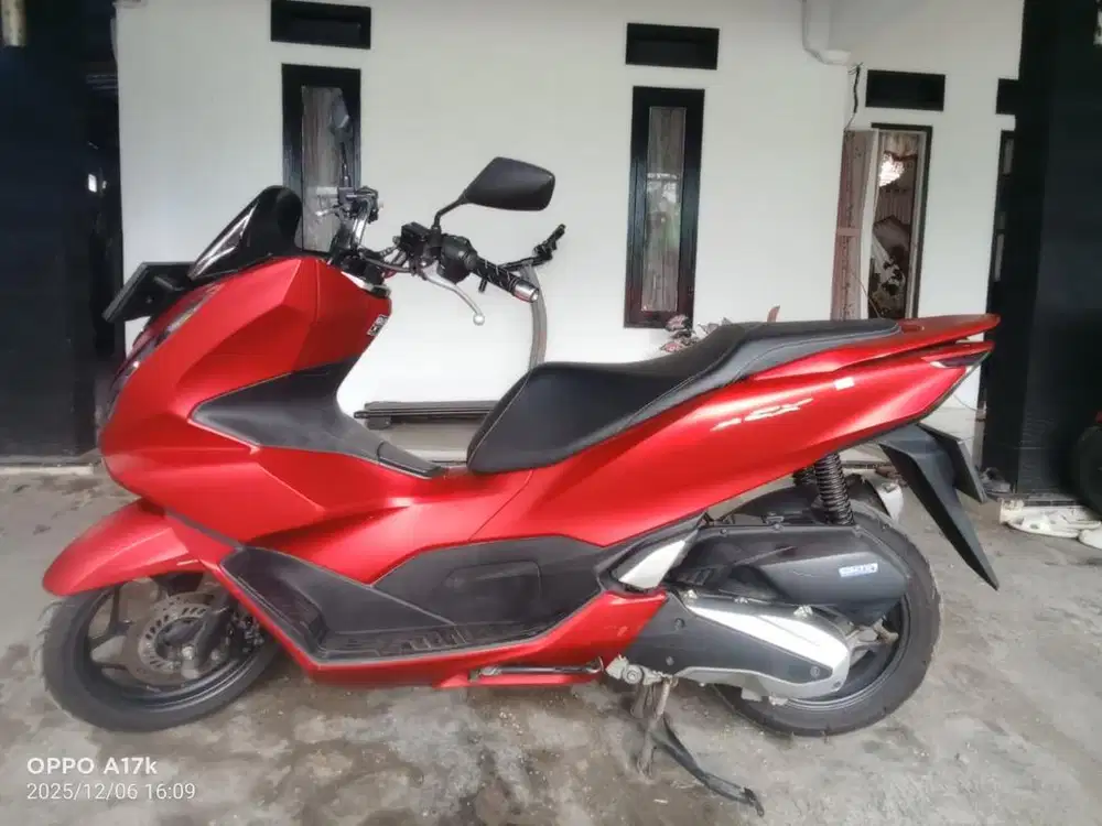 Sepeda Motor Honda PCX Merah