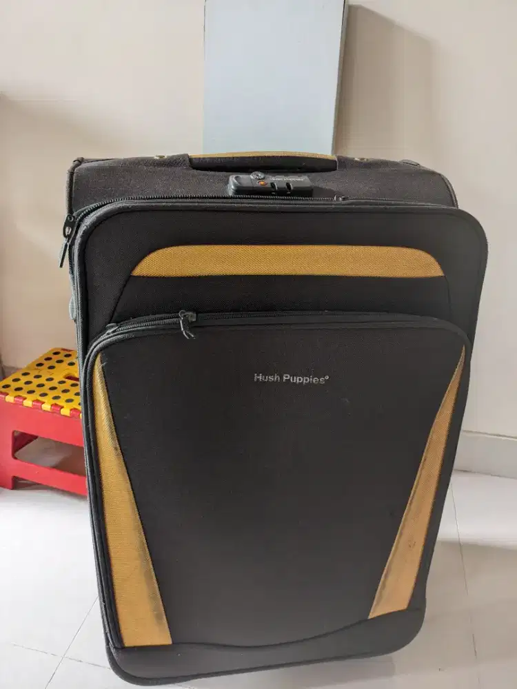 Hush puppies , Pierre Cardin , koper 4 roda. Dimensi 80 cm x 45 cm