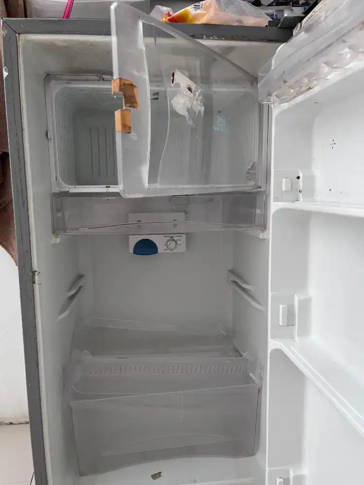 Dijual Kulkas Toshiba Glacio