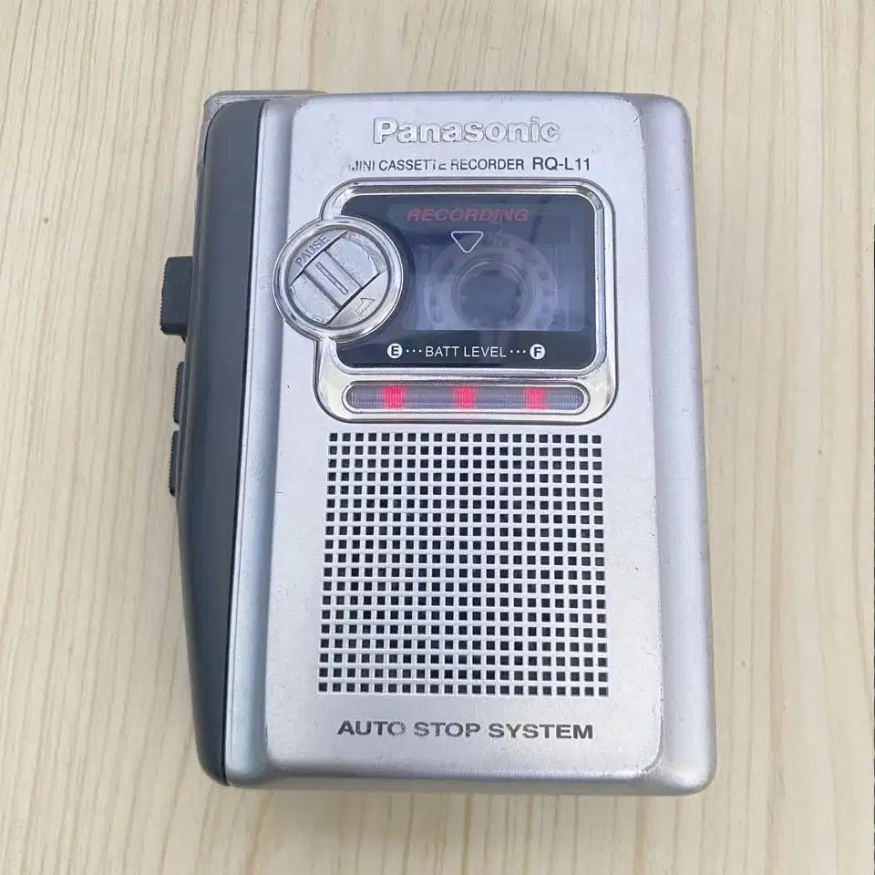 Borongan 2 unit Walkman Panasonic dan Sanyo kondisi Nyala, kaset mutar