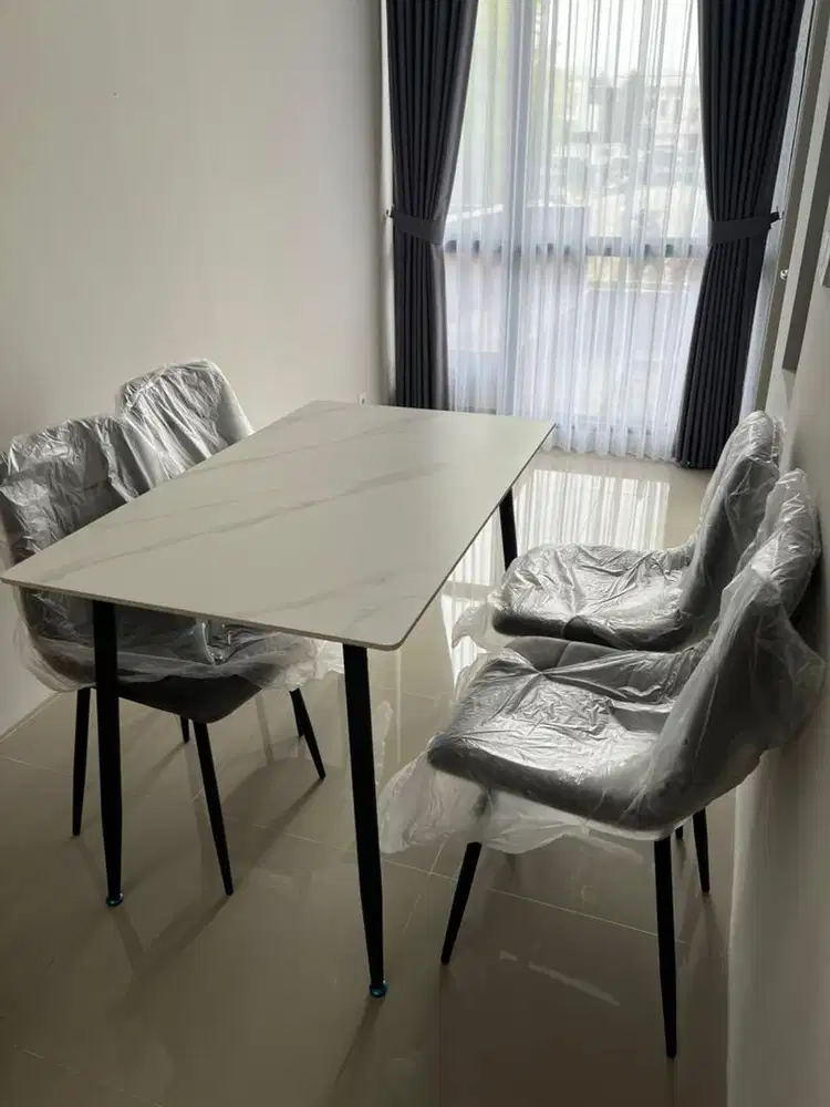 Meja makan 4 kursi