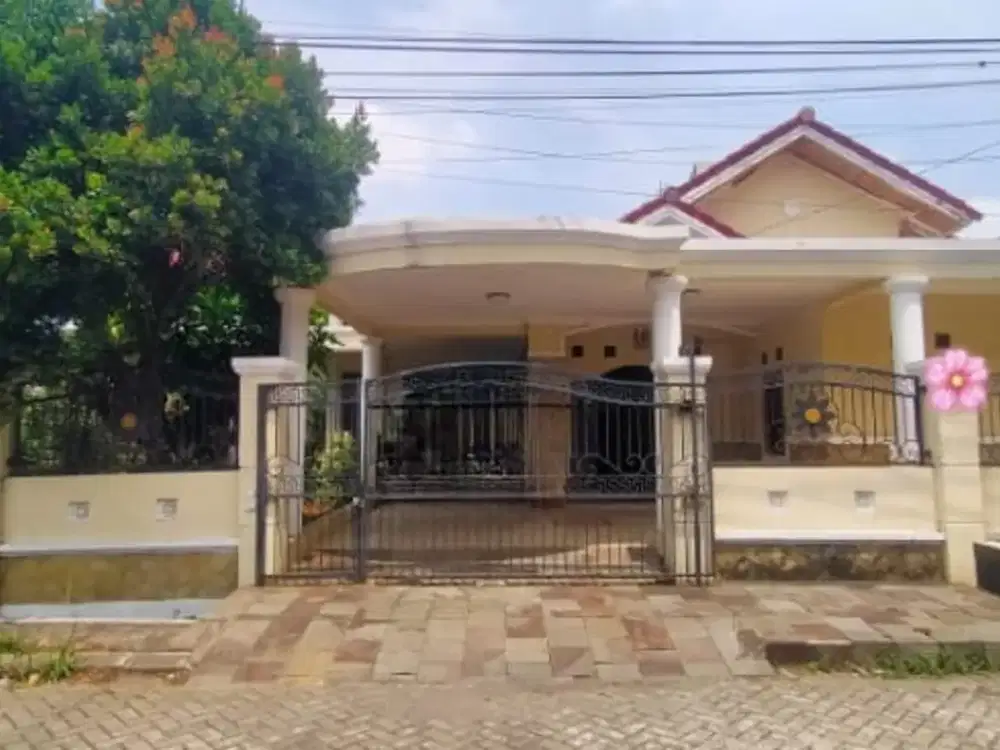 Disewakan Rumah Hook Nyaman, Parkir 2 Mobil – THB Bekasi