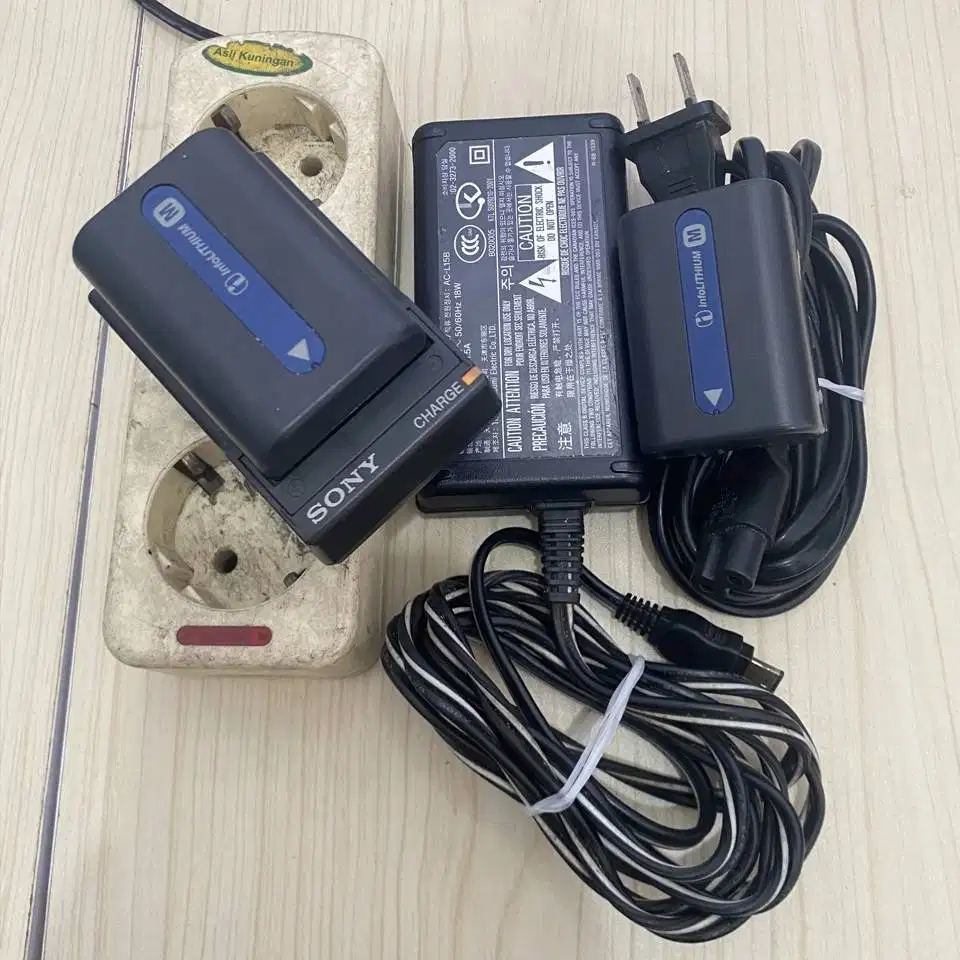 Paketan Adaptor dan Casan buat camera dan Handycam Sony