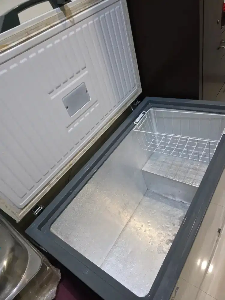 Kulkas frezer merk Gea