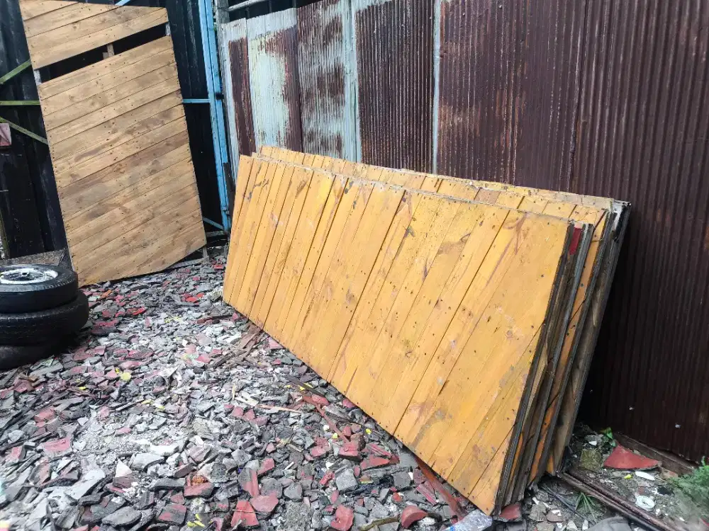 Partisi / dinding kayu / pagar bekas dekorasi