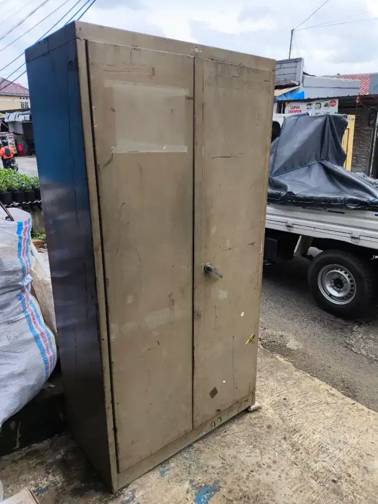 Lemari arsip besi bekas