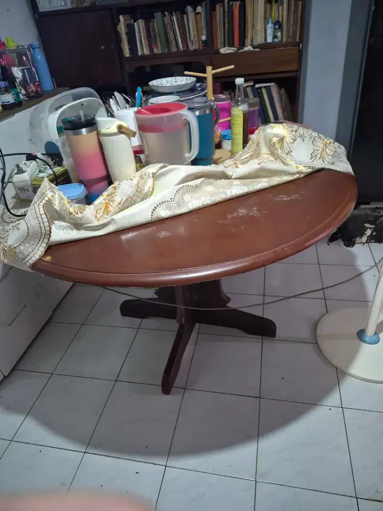 Meja makan bulat coklat